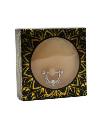 Paire de cache-tétons ornés d’un piercing barre en demi-anneau avec strass, pour peau claire. 